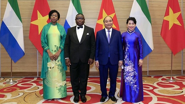 L’épouse du Président de la République de Sierra Leone, Fatima Maada Bio (1ère à partir de gauche) lors du banquet. Photo : baoquocte.vn.