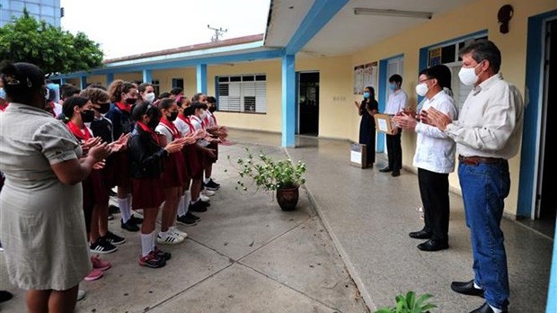 La délégation de l'’Ambassade du Vietnam à Cuba accueillie par des élèves et enseignants de l'école Vo Thi Thang. Photo: VNA