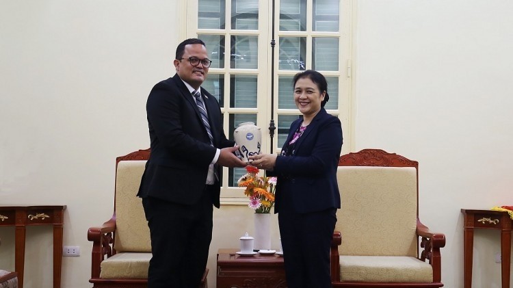 L’ambassadrice Nguyên Phuong Nga (à droite), présidente de la VUFO, remet un cadeau de souvenir à l’ambassadeur de Dominique au Vietnam, Jaime Francisco Rodríguez. Photo : thoidai.com.vn