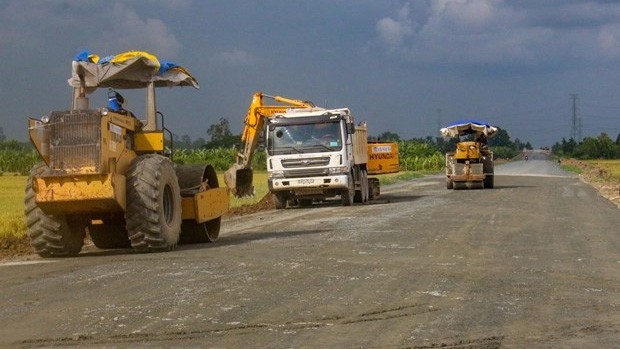 Les travaux du projet de route provinciale 922, tronçon à travers le district de Thoi Lai, ville de Can Tho. Photo : VNA.