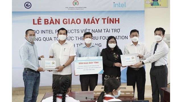 Intel Products Vietnam fait don de 150 ordinateurs portables et 10 robots aux élèves. Photo : sggp.org.vn