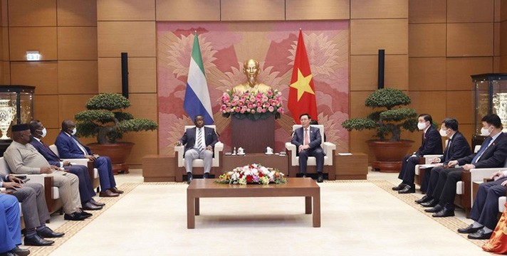 Le Président de l’Assemblée nationale vietnamienne, Vuong Dinh Huê (centre droite), lors de la rencontre avec le Président de la Sierra Léone, Julius Maada Bio. Photo : VNA.