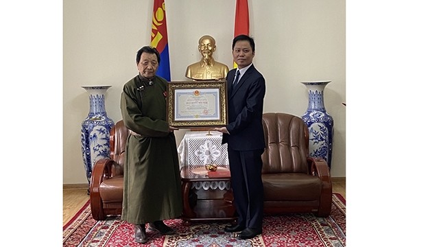 Le professeur Sonomish Dashtsevel, président de l’Association d’amitié Mongolie - Vietnam (à gauche) lors de la cérémonie de remise de la médaille de l’amitié du Président vietnamien. Photo : thoidai.com.vn.