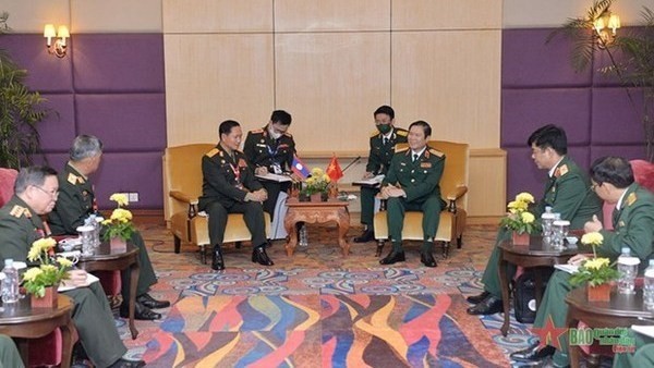 Le général de corps d'armée Nguyên Tân Cuong, chef d'état-major général de l'Armée populaire du Vietnam rencontre le général de division Khamlieng Outhakaysone, chef d'état-major général de l'Armée populaire lao. Photo : VNA.