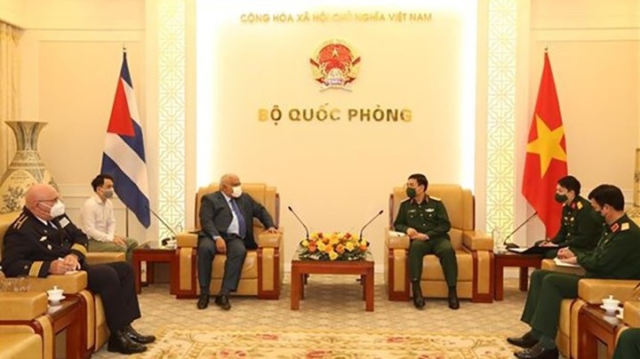 Le général Phan Van Giang, ministre vietnamien de la Défense (à droite) et l'ambassadeur de Cuba au Vietnam, Orlando Nicolás Hernández Guillén. Photo : ministère vietnamien de la Défense.