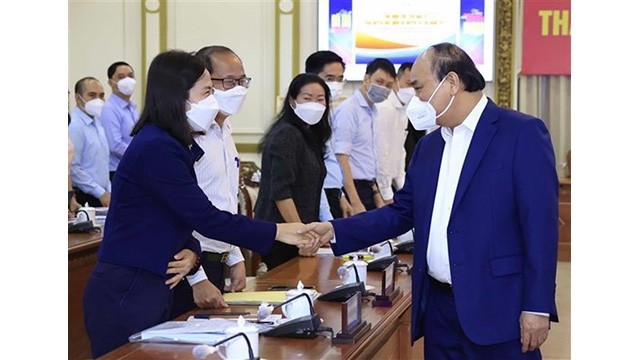 Le Président du Vietnam, Nguyên Xuân Phuc, avec des délégués à la conférence, le 16 mars. Photo : VNA.