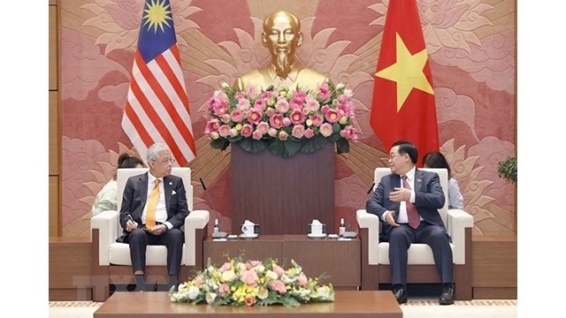 Le Président de l'Assemblée nationale (AN) vietnamienne, Vuong Dinh Huê (à droite), et le Premier ministre malaisien, Dato' Sri Ismail Sabri bin Yaakob. Photo : VNA.