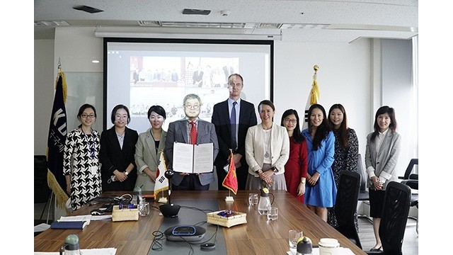 Signature de convention de coopération avec le comité populaire des provinces de Thua Thiên Huê, Quang Ngai et Binh Dinh. Photo : NDEL.