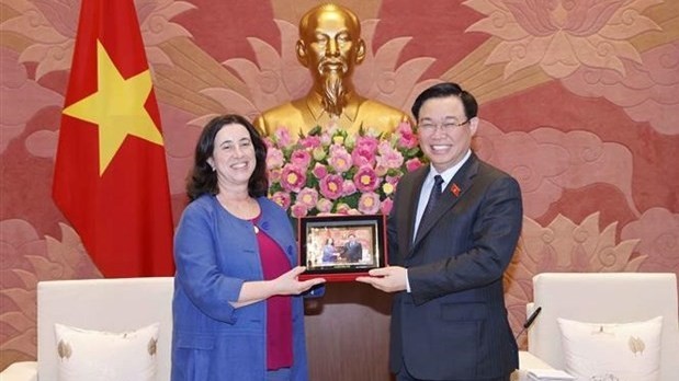 Le Président de l’Assemblée nationale (AN) du Vietnam, Vuong Dinh Huê, a reçu, mardi 22 mars, à Hanoï la vice-présidente de la Banque mondiale chargée de l’Asie de l’Est-Pacifique, Manuela Ferro. Photo : VNA.