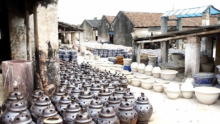 En termes de village artisanal de longue date au Vietnam, Bat Trang tient le haut du pavé. Ce n'est pas seulement le lieu de préservation d'un artisanat séculaire de Hanoï, c'est aussi l'un des plus grands fournisseurs de céramiques au Vietnam. Photo : CPV.
