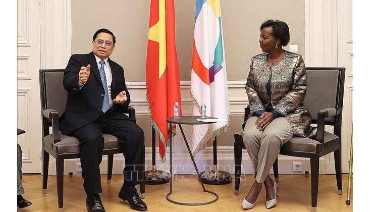 Le Premier ministre vietnamien, Pham Minh Chinh (à gauche), et la Secrétaire générale de l’OIF, Louise Mushikiwabo, à l'occasion de sa visite au siège de l’OIF en novembre 2021. Photo : VNA.