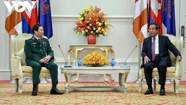 Le Premier ministre cambodgien Hun Sen (à droite) et le lieutenant-général Nguyên Tân Cuong, vice-ministre de la Défense et chef d'état-major général de l'APV. Photo : VOV