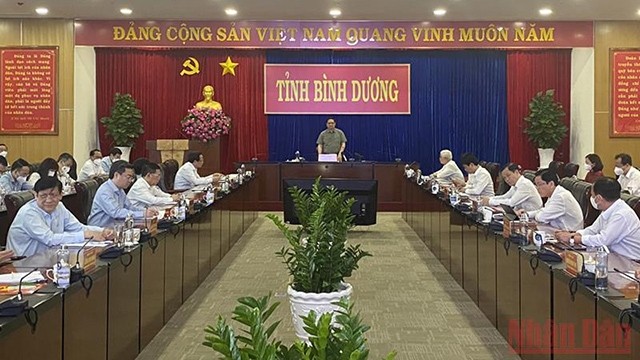 Séance de travail entre le Premier ministre Pham Minh Chinh et les dirigeants de la province de Binh Duong. Photo : NDEL.