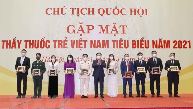 Le Président de l'Assemblée nationale vietnamienne, Vuong Dinh Huê (au milieu), lors de la rencontre. Photo : VNA.