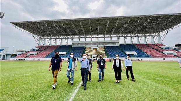 Des représentants de délégations sportives de l'ASEAN visitent le stade de Câm Pha, province de Quang Ninh (Nord). Photo: VNA