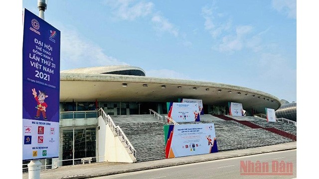 Le palais de plans d’aménagement, de foires et d'expositions de Quang Ninh est prêt pour la compétition d'échecs des SEA Games 31. Photo : NDEL.