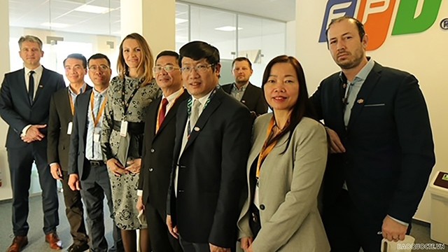 L'ambassadeur Nguyên Tuân et sa délégation travaillent avec les représentants de FPT Slovaquie. Photo : baoquocte.vn