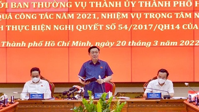 Le Président de l’Assemblée nationale vietnamienne, Vuong Dinh Huê (debout), prend la parole lors de la séance de travail avec le comité permanent du Comité du Parti communiste du Vietnam de Hô Chi Minh-Ville. Photo : NDEL.