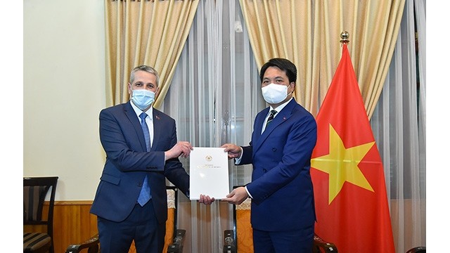 L’ambassadeur Nguyên Viêt Dung, directeur du Département du Protocole d’État (à droite) et ambassadeur de la Biélorussie au Vietnam, Uladzimir Baravikou. Photo : baoquocte.vn 