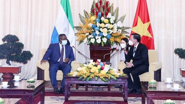 Le président du Comité populaire de Hô Chi Minh-Ville, Phan Van Mai (à droite) reçoit le président de Sierra Leone, Julius Maada Bio. Photo: VNA