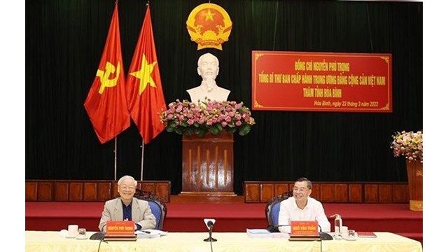 Le Secrétaire général du Parti, Nguyên Phu Trong (à gauche), dans la province de Hoa Binh (Nord). Photo : VNA