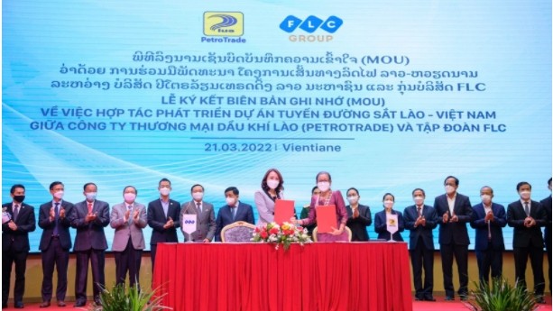 Signature de l'accord de coopération entre le groupe FLC et la société Petroleum Trading Lao Public. Photo : VNA.