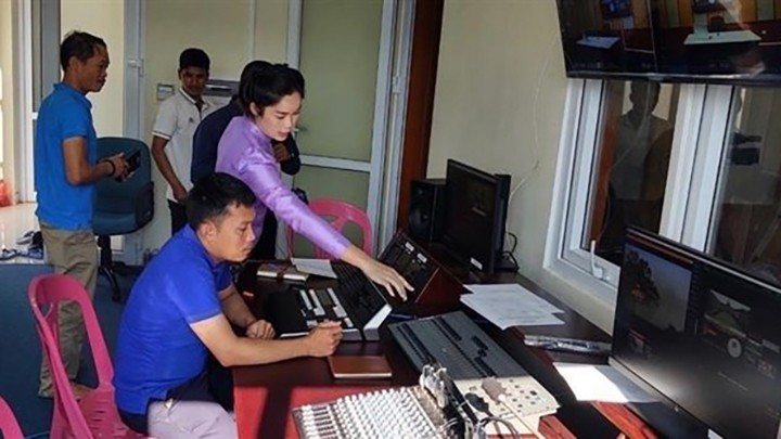 L'équipe de télévision se prépare pour la séance d'enregistrement au studio de radio-télévision de la province de Bokeo. Photo : VNA