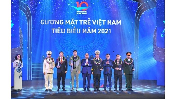 Le Président Nguyên Xuân Phuc pose avec les lauréats du Prix des jeunes visages vietnamiens exceptionnels en 2021. Photo : VNA.