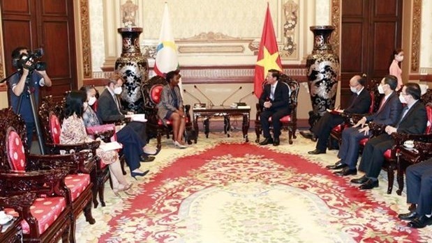 Le président du Comité populaire de Hô Chi Minh-Ville, Phan Van Mai reçoit la Secrétaire générale de l’Organisation internationale de la Francophonie (OIF) Louise Mushikiwabo. Photo : VNA.
