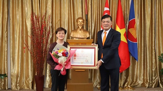 L’ambassadeur du Vietnam à Singapour, Mai Phuoc Dung, remet l'Ordre de l'Amitié à l'ancienne ambassadrice de Singapour au Vietnam, Mme Catherine Wong Siow Ping. Photo : baoquocte.vn