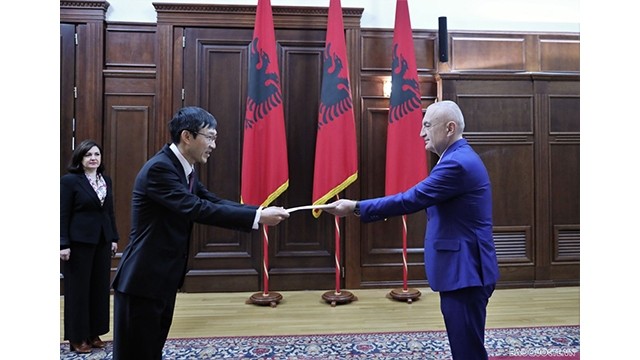  L’ambassadeur vietnamien, Lê Hông Truong (à gauche) et le Président albanais Ilir Meta (à droite). Photo : baoquocte.vn