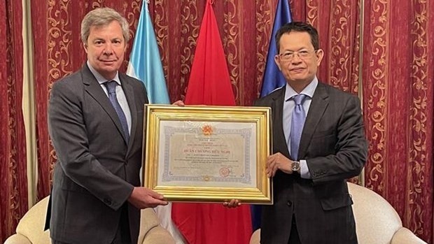L’ambassadeur du Vietnam en Argentine, Duong Quoc Thanh, remet l’Ordre de l’Amitié à Juan Carlos Valle Raleigh, ancien ambassadeur d’Argentine au Vietnam. Photo: VNA