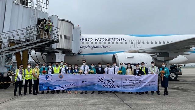 Le vol transportant plus de 130 visiteurs mongols a atterri à l'aéroport international de Nôi Bài à Hanoï le matin du 24 mars. Photo : thoidai.com.vn