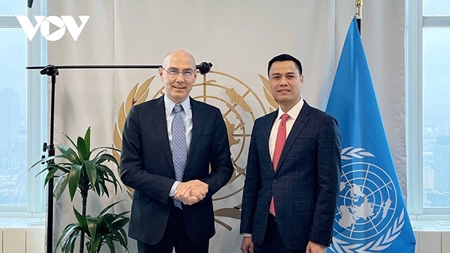 L’ambassadeur Dang Hoàng Giang, chef de la mission permanente du Vietnam auprès de l’ONU (à droite) et Volker Turk, secrétaire général adjoint de l’ONU pour la politique. Photo : VOV