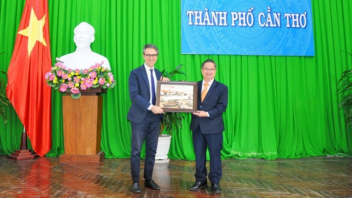 Le président du comité populaire de la ville de Cân Tho, Trân Viêt Truong, reçoit Giorgio Aliberti, ambassadeur et chef de la délégation de l’UE au Vietnam. Photo : thoidai.com.vn