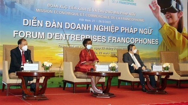 La secrétaire générale de l’OIF, Louise Mushikiwabo (centre) au Forum d’entreprises francophones, mardi après-midi à Hô Chi Minh-Ville. Photo : VNA