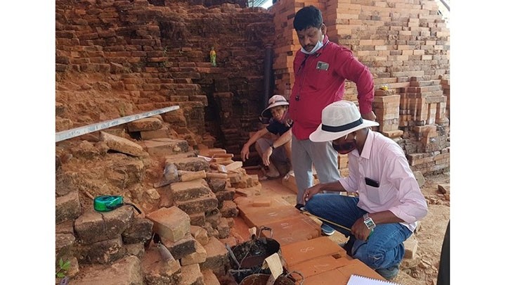Des experts indiens participent à la conservation du groupe de la tour A My Son. Photo : VNA.