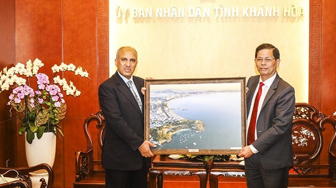 Le secrétaire adjoint du Comité provincial du Parti et président du Comité populaire provincial de Khanh Hoa, Nguyên Tân Tuân (à droite) et Saud F.M. Al Suwelim, l’ambassadeur d’Arabie saoudite au Vietnam. Photo : thoidai.com.vn.