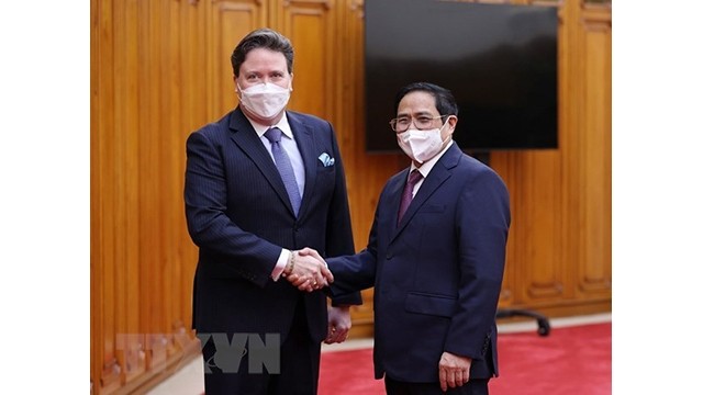 Le Premier ministre Pham Minh Chinh (à droite) et l'ambassadeur des Etats-Unis au Vietnam, Marc E. Knapper. Photo : VNA.