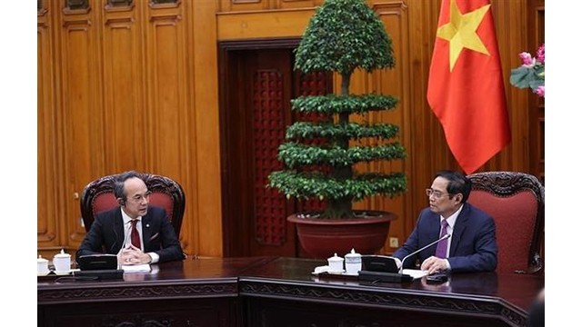 Le Premier ministre vietnamien, Pham Minh Chinh (à droite), et l'ambassadeur de Thaïlande au Vietnam, Nikorndej Balankura. Photo : VNA.