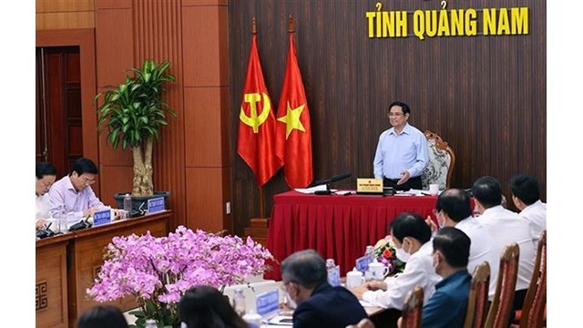 Le Premier ministre vietnamien, Pham Minh Chinh, travaille avec des dirigeants locaux. Photo : VNA.