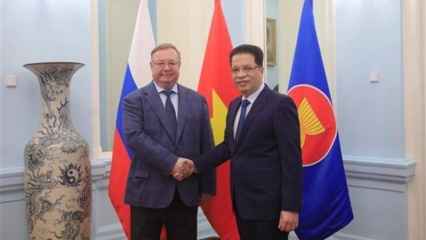 L'ambassadeur du Vietnam en Russie, Dang Minh Khôi (à droite), et le président de l'Association des avocats de Russie, Sergey Stepashin. Photo : VNA.