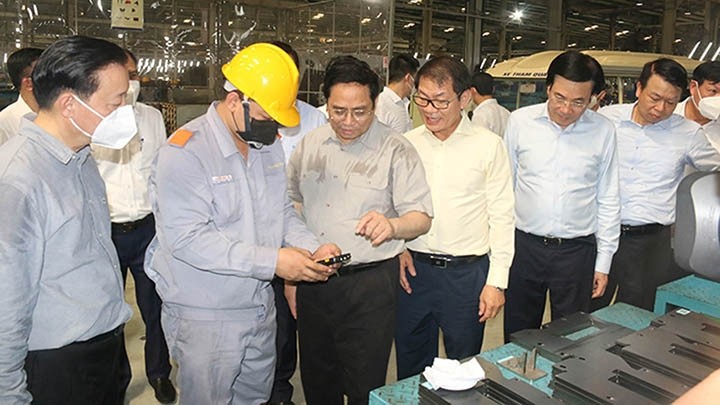 Le PM Pham Minh Chinh visite le complexe de construction automobile de la société Truong Hai THACO. Photo : NDEL.