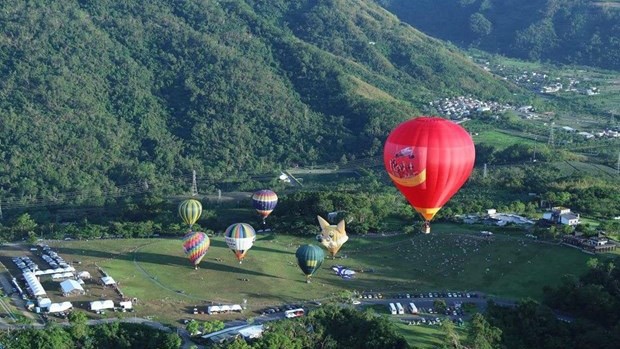 La montgolfière de Vietjet (à droite) représente les couleurs nationales du Vietnam lors de ce festival. Photo : VNA.