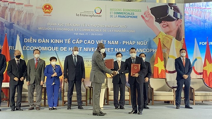De nombreux accords ont été signés entre le Vietnam et les pays francophones. Photo : Nguyên Hà/NDEL
