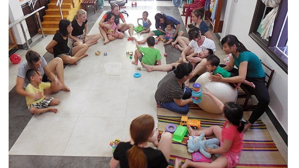 Les enfants handicapés soignés dans le bureau de CHIA. Photo : thoidai.com.vn.