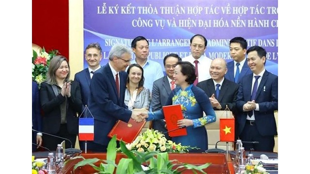 Signature d'n accord de coopération dans la fonction publique et la modernisation administrative. Photo : VNA.