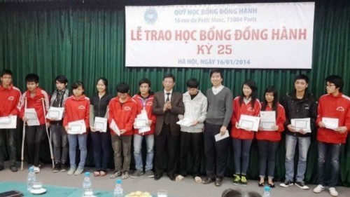 La cérémonie de remise des bourses de l’Association Dông Hành, à Hanoï le 16 janvier 2014. Photo: donghanh.net.