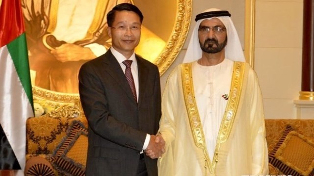 L'ambassadeur du Vietnam aux EAU, Pham Binh Dàm (gauche), vient présenter ses lettres de créance au vice-Président et Premier ministre des EAU, Sheikh Mohmmed Bin Rashed Al Maktoum, le 5 novembre. Photo: VNA.