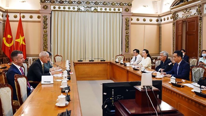 La séance de travail entre des responsables de Ho Chi Minh-Ville et RMIT. Photo : VNA.